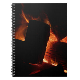 Cuaderno Registros en la fotografía de fuego cálido de la c