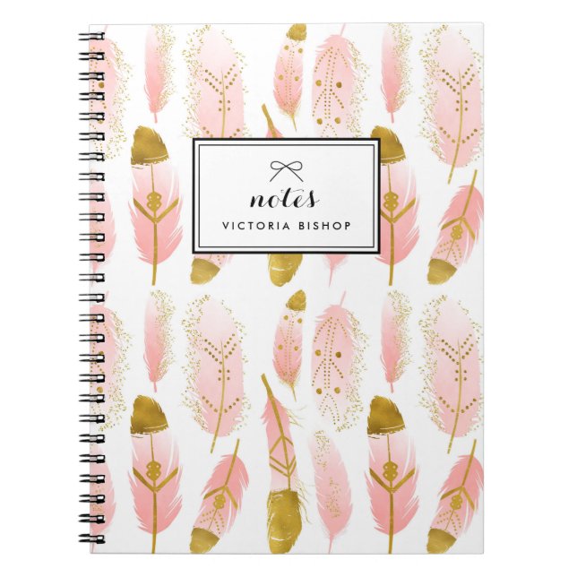 Cuaderno Relieve metalizado dorado de plumas rosadas de Rub (Frente)