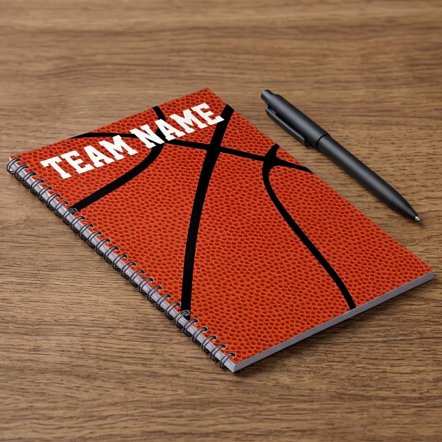 Cuaderno Reproductor de baloncesto personalizado, entrenado (Customizable basketball notebook on desk.)