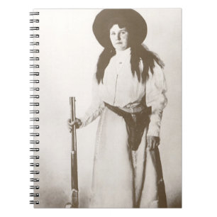 Cuaderno Retrato fotográfico de una vaquera sosteniendo un