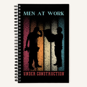 Cuaderno retro para hombres en el trabajo