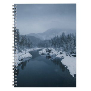 CUADERNO RÍO RODEADO DE CAMPO CUBIERTO DE NIEVE CON PINO T