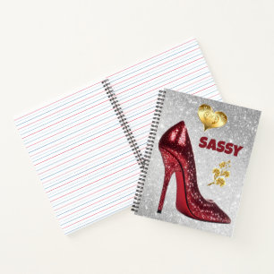 Cuaderno Rojo y oro en zapatos de tacón alto plateado  