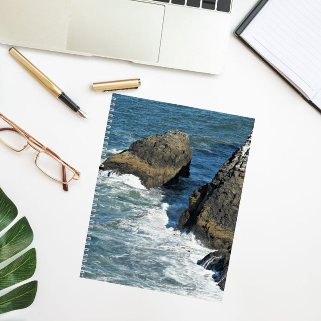 Cuaderno Rompiendo olas en un portátil de fotos de la costa (In Situ)