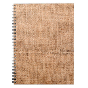 Cuaderno Ropa marrón sobre una sábana blanca. Retroceso abs