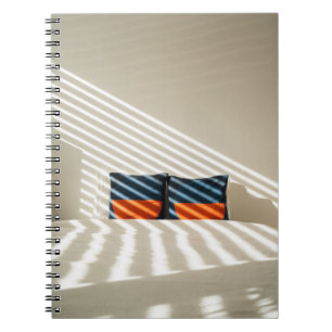 Cuaderno Ropa negra y mecha blanca sobre cama blanca