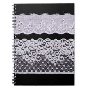 Cuaderno Ropa Ornamental blanca aislada sobre fondo negro