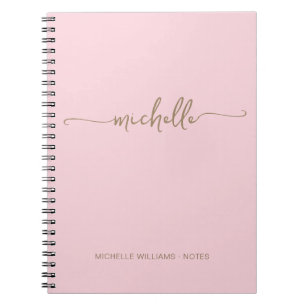 Cuaderno Rosa delicado de monograma dorado femenino en letr