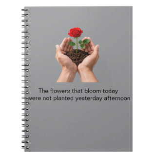 Cuaderno Rosa Inspiradora en Manos Cuidadosas
