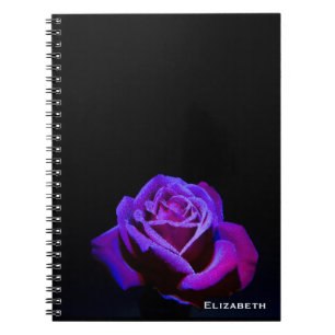 Cuaderno Rosa púrpura con gotas de agua en fondo negro