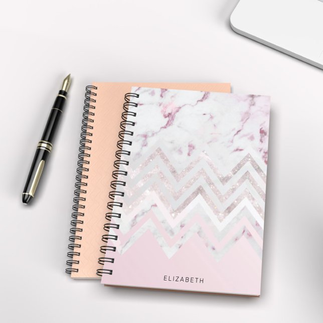 Cuaderno Rosa purpurina de oro chevron monograma de mármol  (Subido por el creador)