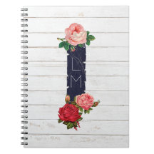 Rosas y madera blanca elegante del país de la