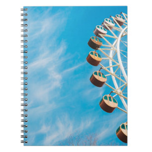 Cuaderno Rueda de la Ferris blanca bajo cielo despejado por