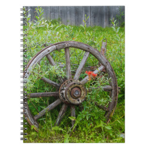 Cuaderno Rueda de viejo vagón en el histórico pueblo minero
