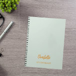 Cuaderno Sage green de la dama de honor<br><div class="desc">Un color de fondo verde sabio. Personalice y agregue el nombre de su dama de honor. Guión de estilo manuscrito dorado.</div>