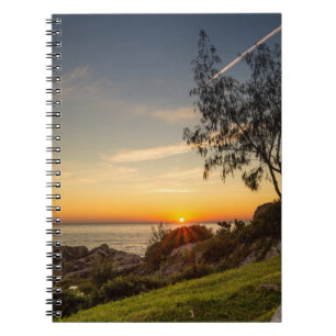 Cuaderno Salida del sol en la playa Armação, el Brasil