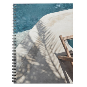 Cuaderno Salto de madera marrón cerca del cuerpo del agua