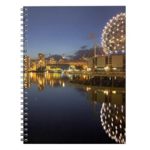 Cuaderno Science World y CBD reflejados en False Creek,