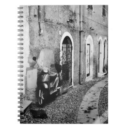 Cuaderno Scooter en una calle de Italia en blanco y negro
