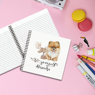 Cuaderno Sé un cachorro pomerano lindo al lado del buzón