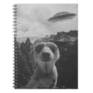 Cuaderno Selfie de suricata en un paisaje montañoso surreal