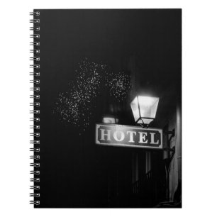 Cuaderno Señal de hotel de época, luz de la calle y mucha l
