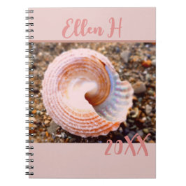 Cuaderno Shell rosa en el diario del año de la playa
