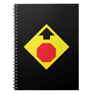 Cuaderno Signo de advertencia de tráfico de parada por dela