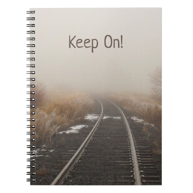 Cuaderno ¡Sigue! Ferrocarril en la foto de niebla de invier (Frente)