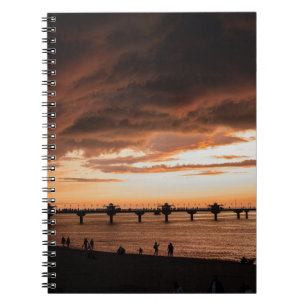 CUADERNO SILHOUETTE DE PERSONAS EN LA PLAYA DURANTE EL SOL
