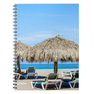 Cuaderno Sillones y paraguas de la paja en la playa