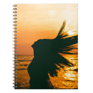 Cuaderno Silueta chica, puesta de sol en el mar, libertad.
