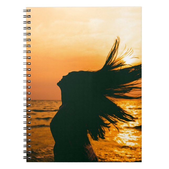 Cuaderno Silueta chica, puesta de sol en el mar, libertad. (Frente)