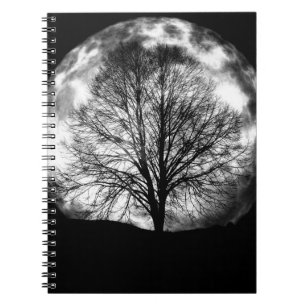 Cuaderno Silueta de árbol frente a una luna llena