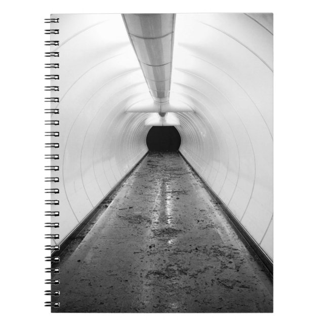 Cuaderno Singapur. Un túnel peatonal iluminado en (Frente)