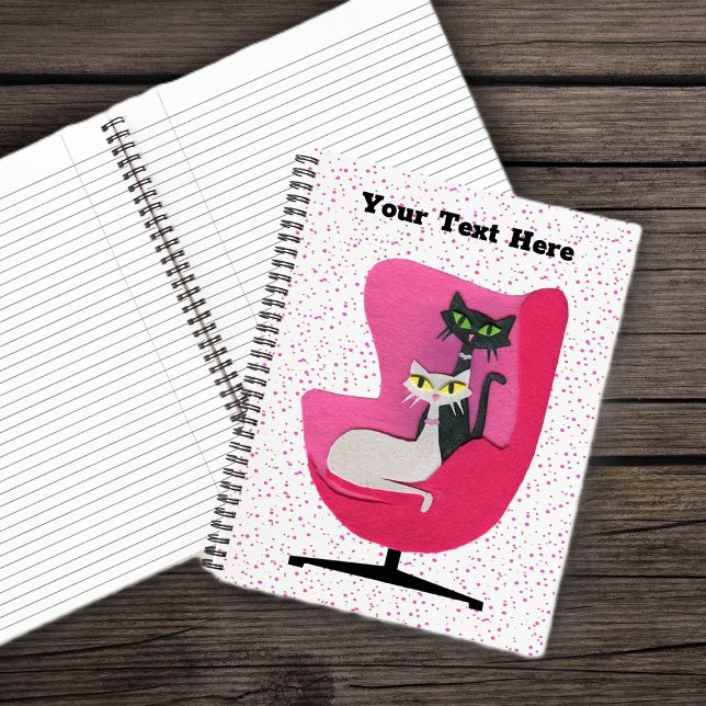 Cuaderno Sofisticados cuellos de diamantes de gatos atómico (Mid century black white cats sitting in pink chair on white with pink polka dotted spiral notebook.)