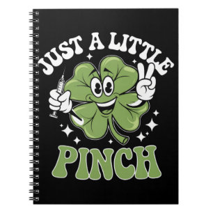 Cuaderno Solo un pequeño pellizco Enfermera Día de San Patr