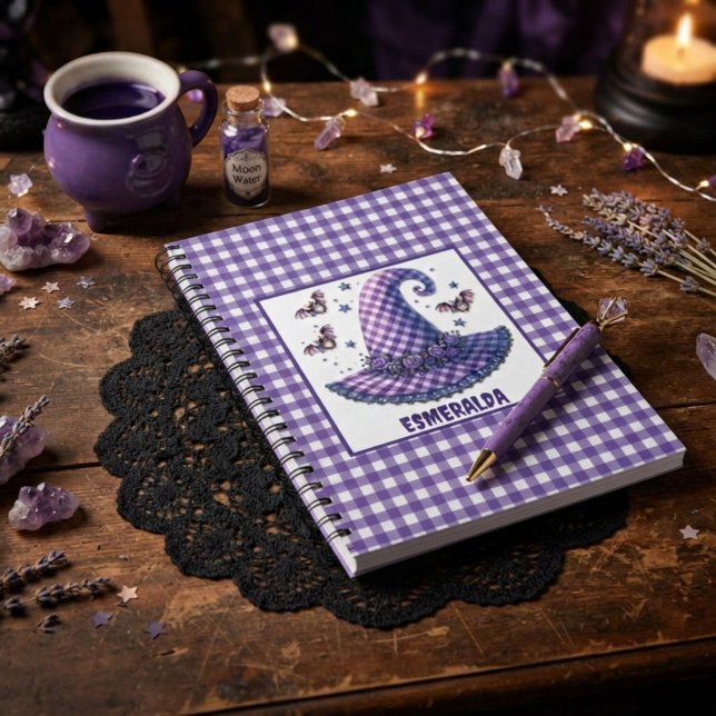 Cuaderno Sombrero de bruja de Halloween de gingham morado y (Subido por el creador)