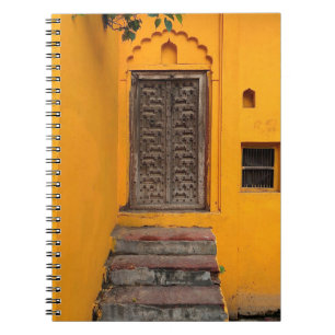 CUADERNO STAIRCASE IN FRONT OF WOODEN DOOR