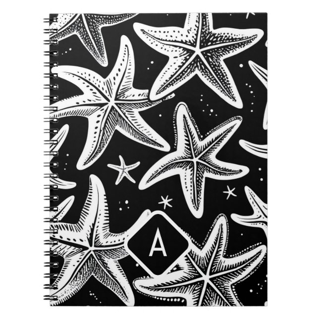 Cuaderno Starfish monogramado a mano sobre fondo negro (Frente)