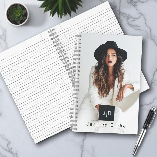 Cuaderno Stylish Modern Woman Entrepreneur Monogram Photo (Subido por el creador)