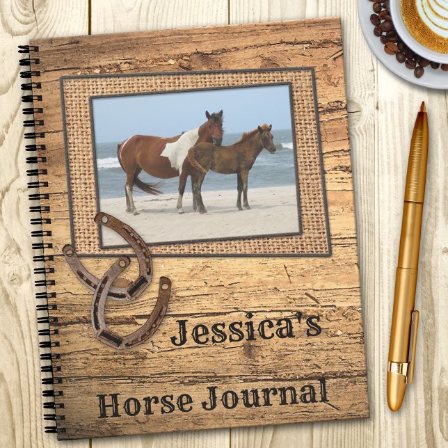 Cuaderno Su portátil de espiral de caballos de foto ( notebook featuring your own photo of your favorite horse(s) (optional) on a rustic wood background )
