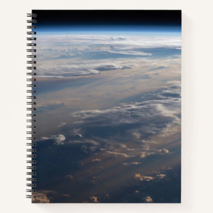 Cuaderno Sunrise arroja largas sombras sobre el mar de Fili