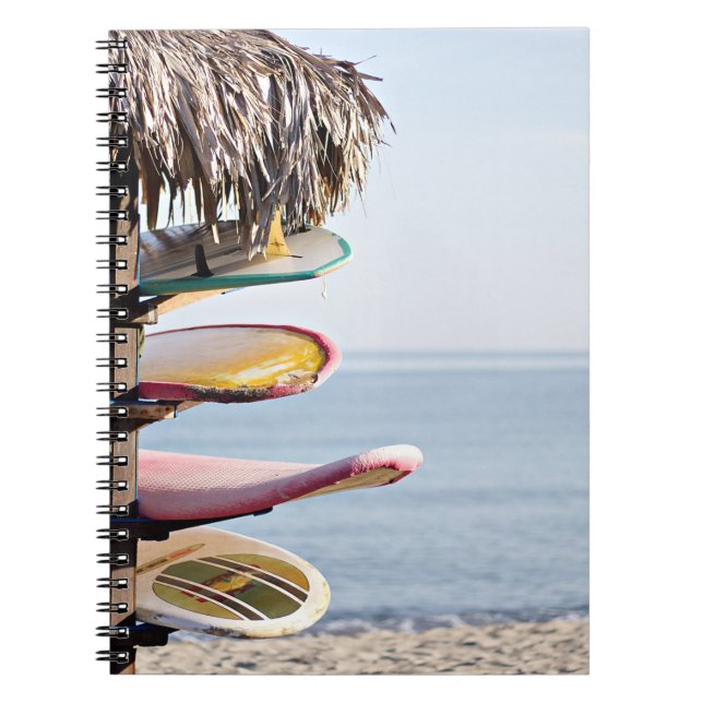 Cuaderno Surfboard rojo y blanco en un rack de madera marró (Frente)