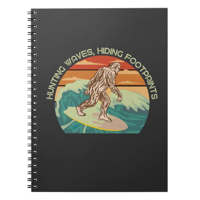 Cuaderno Surfing Bigfoot Hunting Waves Ocultando huellas (Frente)