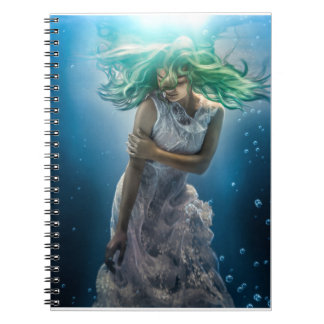 Cuaderno Sus rizos esmeraldas - Sirena arropada bajo el agu