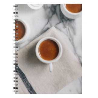 CUADERNO TEACUP BLANCO CERÁMICO LLENO DE LÍQUIDO ROJO