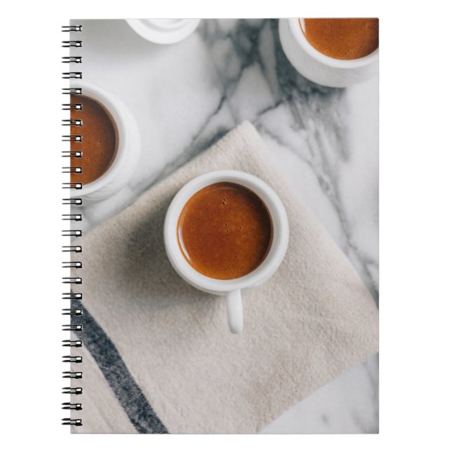 CUADERNO TEACUP BLANCO CERÁMICO LLENO DE LÍQUIDO ROJO (Frente)