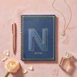 Cuaderno Textura de mezclilla azul con monograma de puntada