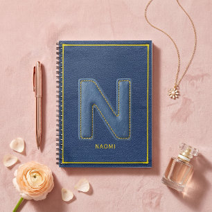 Cuaderno Textura de mezclilla azul con monograma de puntada
